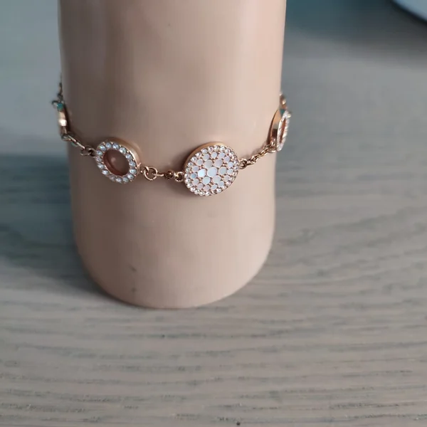 Danse des pampilles : Bracelet Fossil aux détails raffinés