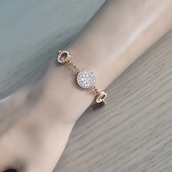 Danse des pampilles : Bracelet Fossil aux détails raffinés