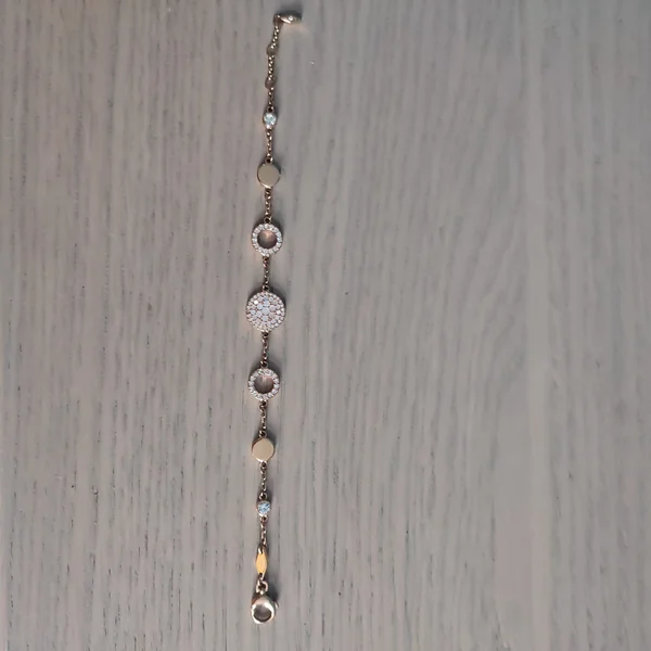 Danse des pampilles : Bracelet Fossil aux détails raffinés
